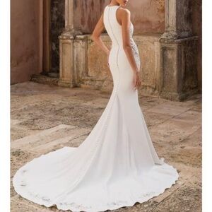 Sophisticated Ivory Lace Wedding Dress